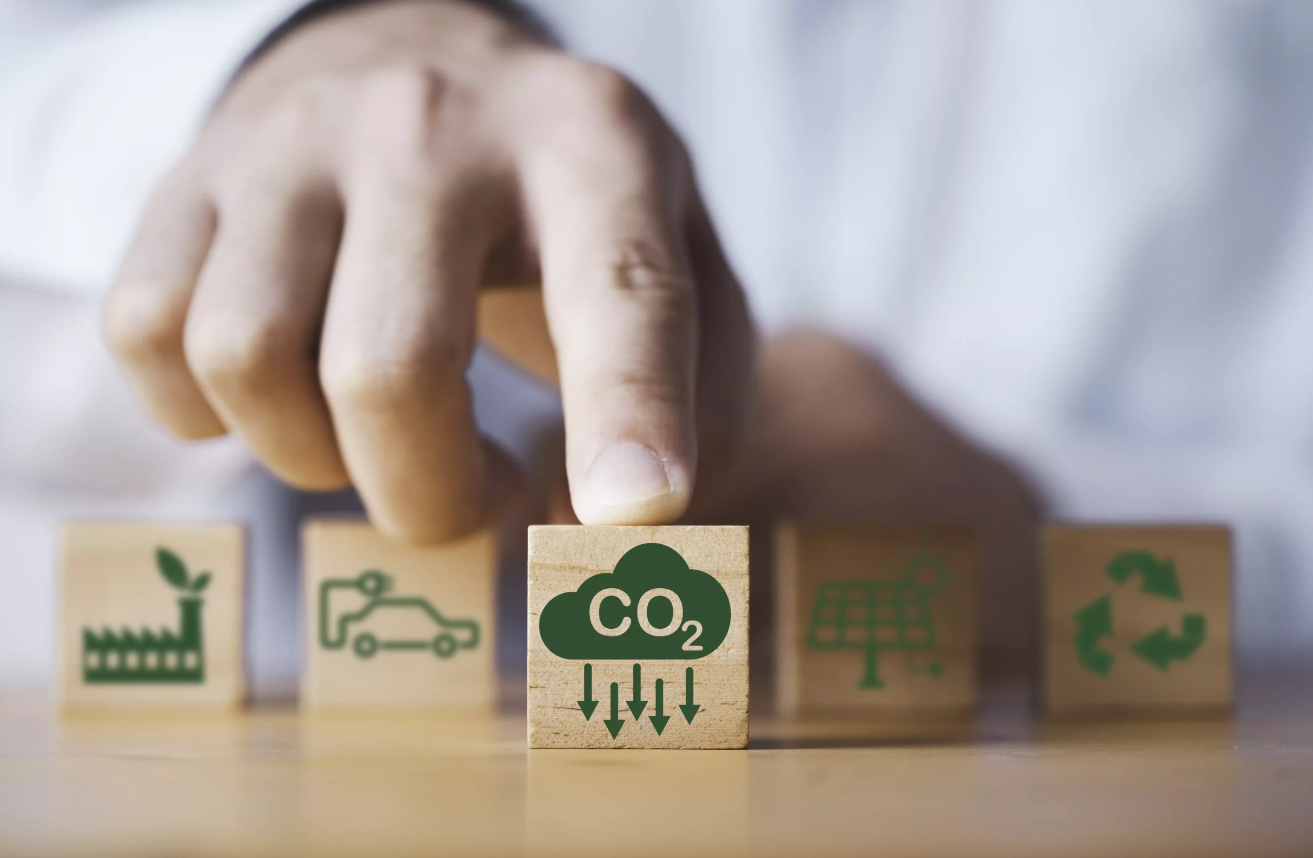 Dłoń wskazująca na klocek z CO2