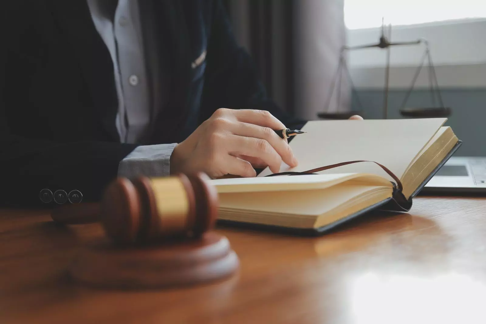 Mężczyzna przeglądający dokumenty